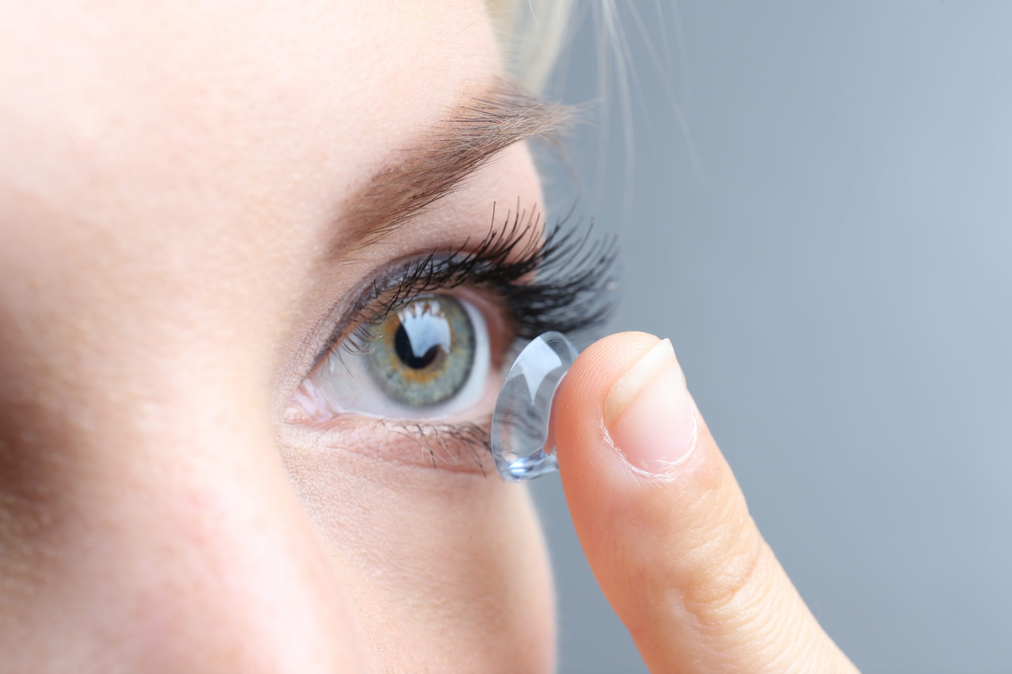 Можно носить линзы с очками. Контактные линзы. Контактные линзы для глаз. Мягкие контактные линзы. Линзы для зрения прозрачные.